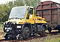 Posunovací Unimog U 400 (2000)