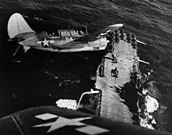 Dva letouny Curtiss SB2C-3 Helldiver nad lodí USS Hornet, 1945