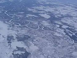 Pohled na meandrující řeku z výšky 5000 metrů