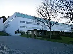 Právnická fakulta, ležící v hlavním kampusu Elviña