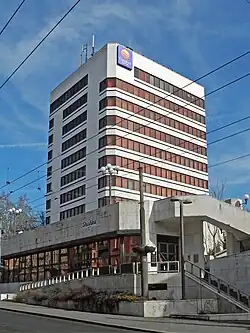 Umístění hotelu na konci centra obchodu a služeb