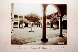 PATIO DE MAESTROS, Historická fotografie tzv. Patio de Derecho (Dvůr práv) na Univerzitě San Marcos, publikovaná v díle República Peruana 1900. Fotografické album vzniklo mezi lety 1898 a 1900 a jeho autorem byl Chilan francouzského původu Fernando Garreaud (1869–1929). Datum: 1898