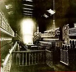 SALÓN GENERAL (Cámara de Diputados) „Také jeden generální sál pro jednání univerzity, který je rovněž využíván jako místo zasedání Právnické komory. V tomto sále je 92 nízkých a 73 vysokých sedadel; navíc dvě galerie – jedna pro kanovníky a druhá pro dámy. Jeho architektura, ač starobylá, je hodnotná. Horní část stěn je zcela pokryta portréty bývalých profesorů a rektorů, mezi nimiž jsou i osoby s významnými literárními zásluhami.“ (Fuentes, 1866). Datum: 1898.