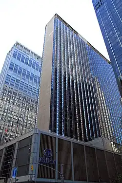 Bývalý New York Hilton Midtown, který se nachází tři bloky severně od skutečného komplexu.