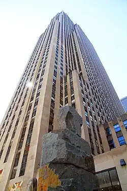 30 Rockefeller Plaza při pohledu ze země