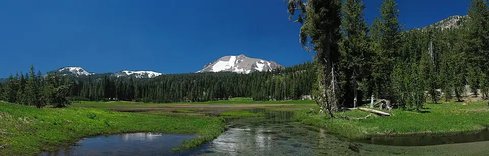 Pohled na Kings Creek, v pozadí Lassen Peak