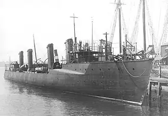 USS Barry kotvící v přístavu (cca 1902-1903)