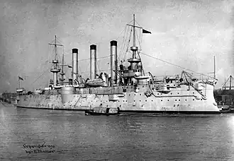 USS Brooklyn (ACR-3) v loděnicích the New York Navy Yard v roce 1898