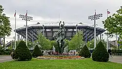 Bronzová socha od Marshalla Frederickse v národním tenisovém centru před Arthur Ashe Stadium