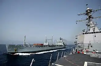 RFA Bayleaf (A109) zásobuje americký torpédoborec USS Preble (DDG 88)