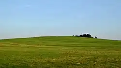 Kuželovitý vrch U oběšeného leží na katastrálním území obce Svratouch, na hlavním evropském rozvodí Labe – Dunaj (pohled od severozápadu)