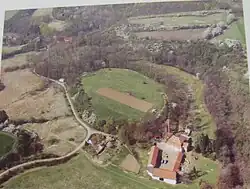 Letecký snímek Hradiště U svatého Vojtěcha. Jde o oblou louku za Mlýnem Bukačov (stavba v popředí).