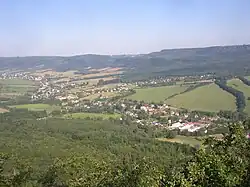 Pohled z vrchu Výrovna na údolí Jílovského potoka: Modrá, Kamenec a Libouchec