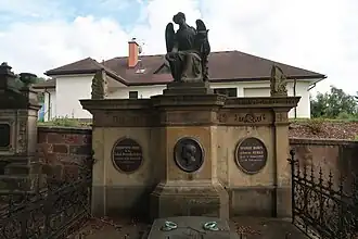 Městský hřbitov v Trutnově, hrobka rodiny Hornů, uprostřed reliér Uffo Horna