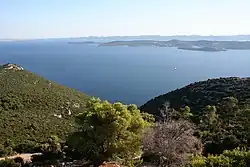 pohled na Ugljan, v pozadí lze vidět ostrov Iž