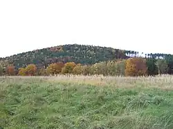 Uhelný vrch a louky nad osadou Brusné