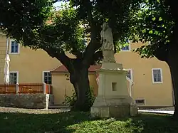 Uherčice - socha svatého Jana Nepomuckého.JPG