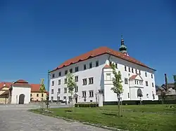 Uherský Ostroh, zámek s přízámčím.jpg