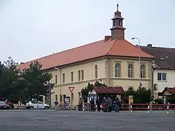 Uhlířské Janovice, Václavské náměstí, autobusová zastávka.jpg