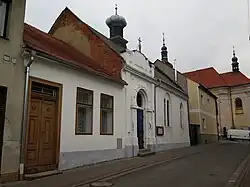 Uhlířské Janovice, bývalá synagoga a domek rabína.jpg