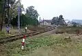 Železniční trať u vjezdového návěstidla do stanice Uhlířské Janovice