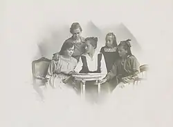 Skupina neznámých dívek