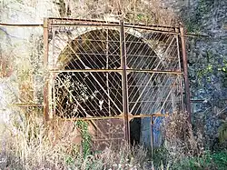 Uzavřený vstup do tunelu.