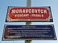 Tabule s názvem ulice Moravcových ve Vysočanech s modrou dodatkovou tabulí
