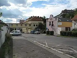 Ulice Bulovka v místech bývalé usedlosti a dům čp. 101 s barokním štítem