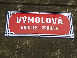 Občas se přihodí faux pas. Ulice Výmolova dle pražského magistrátu jako Výmolová (2019). MUDr. Karel Výmola by se asi divil.