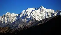 Ultar Sar (vpravo), Bojohagur Duan Asir (vlevo); Hunza Peak a Bublimotin (zcela vlevo)