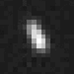 Posloupnost tří obrázků zobrazujících Arrokothovu rotaci po dobu 2,5 hodiny.