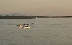 ultralehké letadlo nad řekou