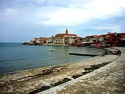 Záliv s centrem obce