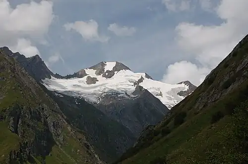 Rötspitze (vlevo) s Unteren Rötspitze (vpravo) při pohledu z jihovýchodu ze závěru údolí Umbaltal.