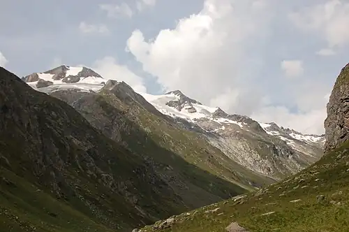 Rötspitze (vlevo) s Unteren Rötspitze (vpravo) při pohledu z jihovýchodu ze závěru údolí Umbaltal.
