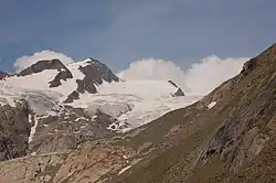 Dreiherrnspitze (vlevo) a zaledněný Umbalköpfl (vpravo) pod ledovcem Umbalkees