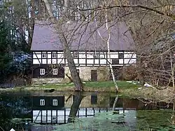 Podstávkový dům s hrázděným patrem v údolí Polenze