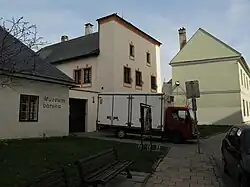 Uničov, fara čp.153 (Kostelní nám. 11).JPG