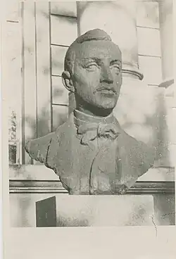 Busta Svetozara Markoviće na nádvoří knihovny vytvořená Stevanem Bodnarem v roce 1946