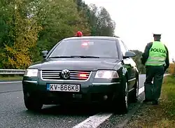 Dopravní policista provádějící silniční kontrolu