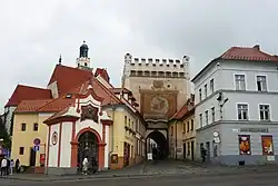 Kaple nalevo v popředí