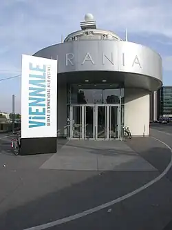 Vchod do Uranie s festivalovým poutačem