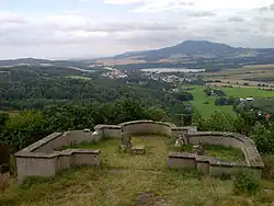 Úštěcká kotlina z Kalvárie (Ostré), vzadu Sedlo