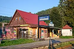 Původní budova zastávky a přístřešek