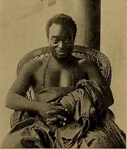 Uvorama (Overami) Nabeshi, Poslední král (Oba) Beninu. Z fotografie pořízené na palubě protektorátní jachty na pobřeží Nigeru, když byl král na cestě do exilu. (1897)