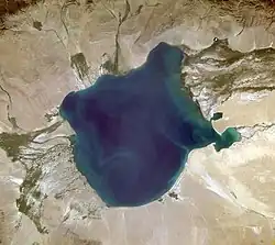 jezero ze satelitu Landsat 7 (2002)