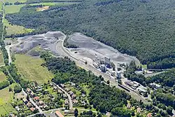 Letecký pohled na část Uzsy a čedičový důl Bazaltbánya