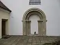 románský portál na severní straně kostela