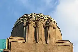 Vrchol paláce s „korunou“